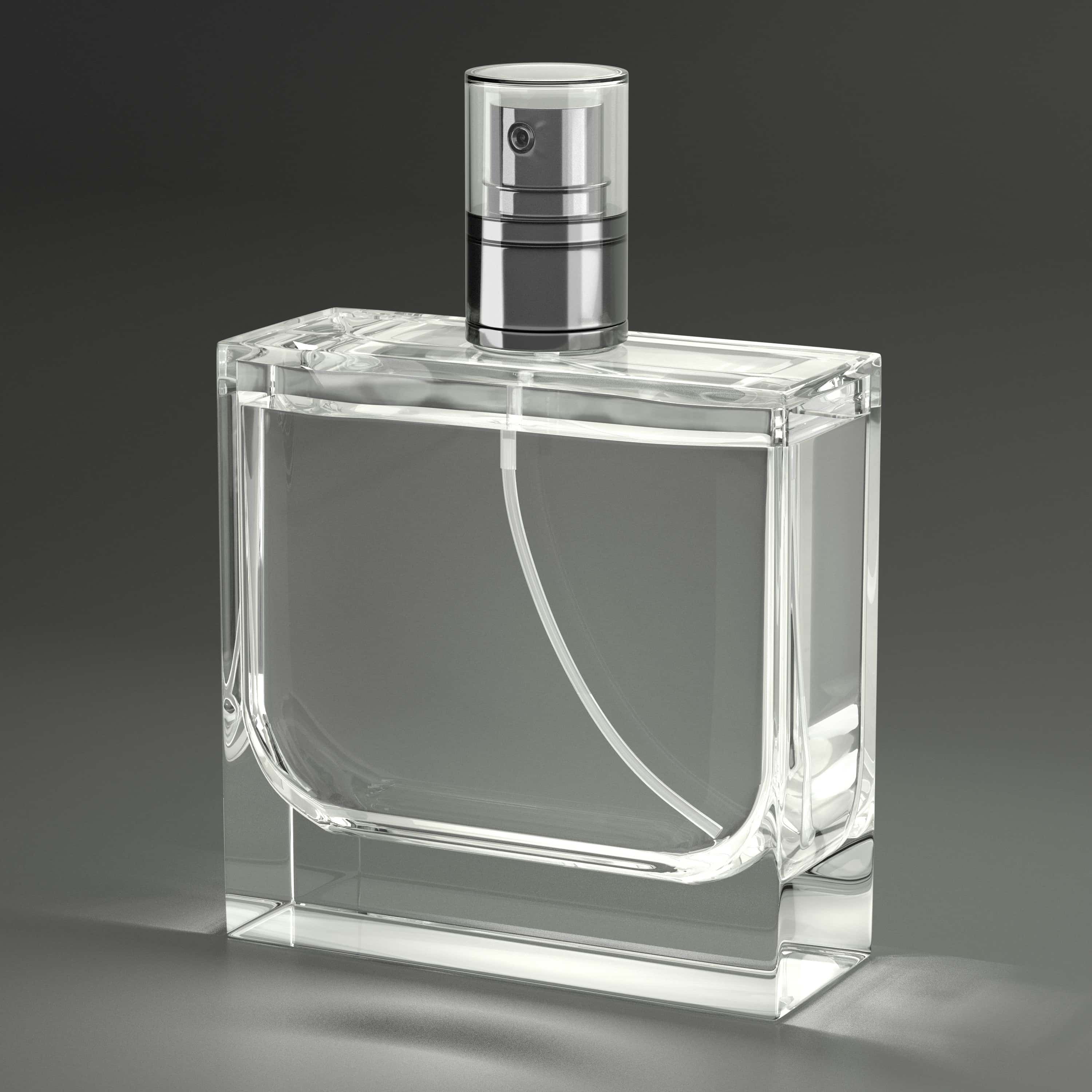 Mostrador de perfumería en Mallorca con frascos modernos y clásicos, reflejando tendencias y novedades en perfumes para este año