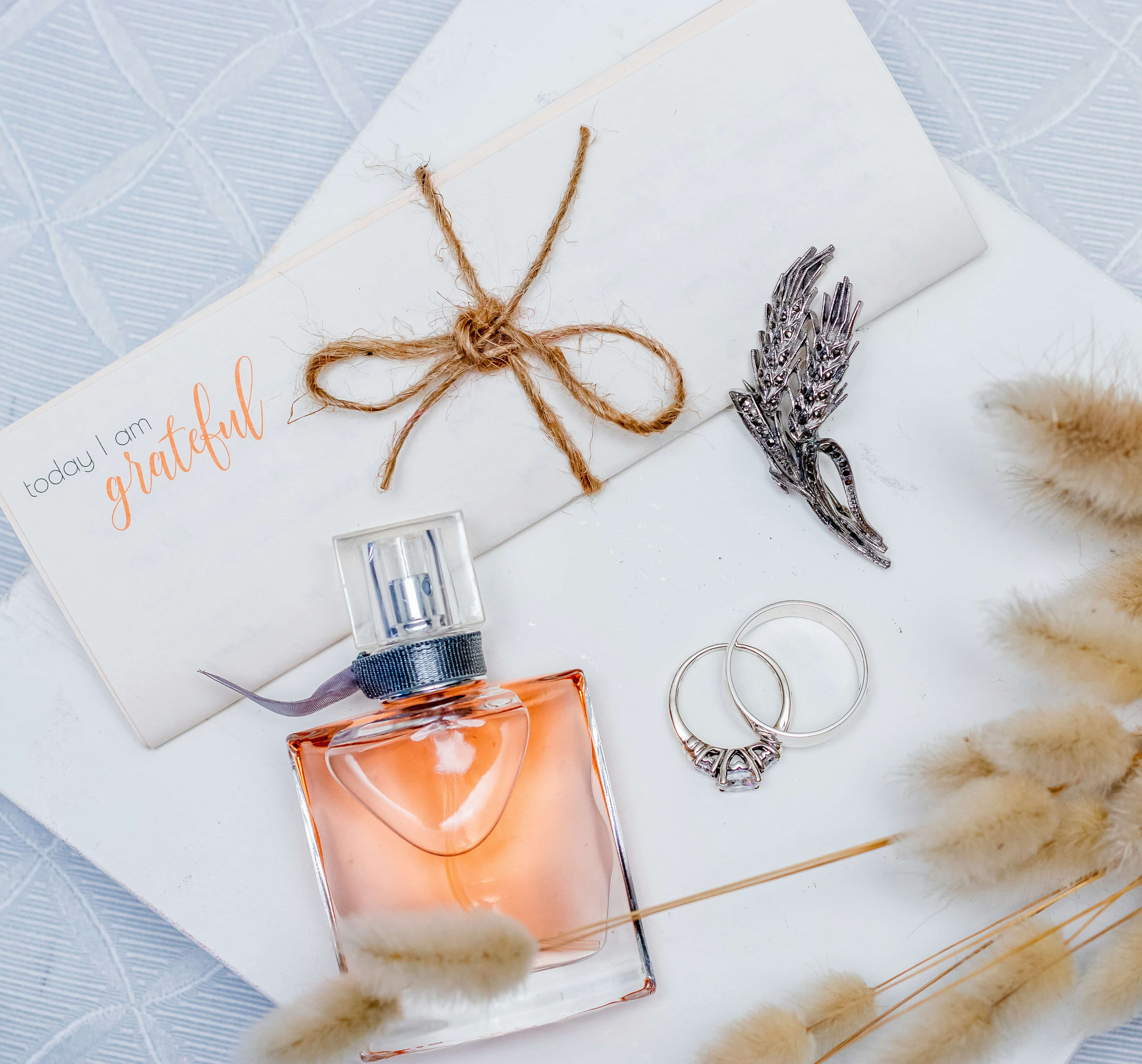 Primer plano de frascos de perfumería exclusivos, resaltando detalles de diseño únicos de perfumes de autor y aromas selectos